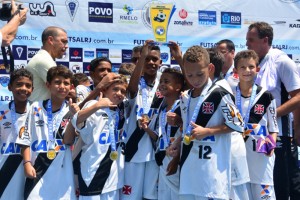 Com gol no último minuto, Vasco supera o freguês tricolor e conquista o Estadual sub-09