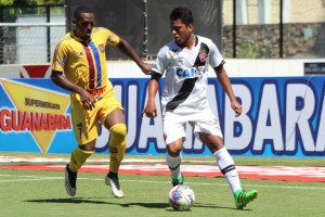 Trio do profissional brilha e Vasco vence na estreia do Carioca sub-20