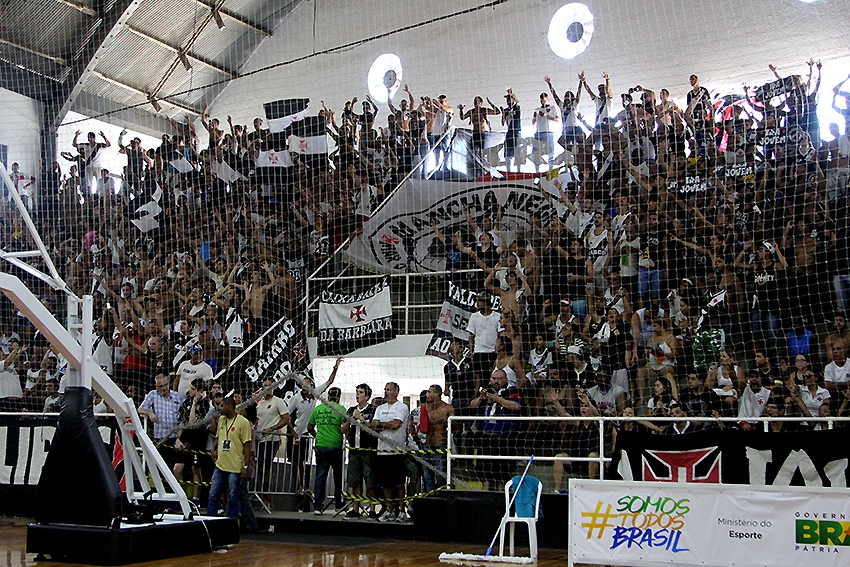 Com show da torcida, Vasco perde para o Ginástico na estreia da Liga Ouro