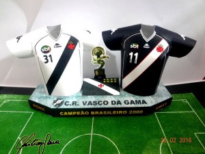 Designer faz arte em papel de camisas históricas e craques do Vasco