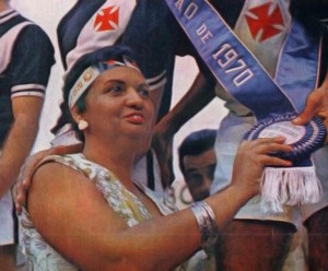 Relembre a história de Dulce Rosalina, 1ª mulher líder de uma torcida organizada no Brasil