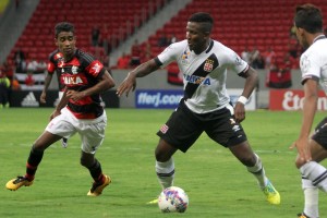 Vasco empata com Flamengo, se mantém líder e invicto e chega a 8 jogos sem perder para o rival