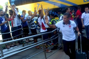 Cerca de 500 torcedores receberam o Vasco na chegada em Vitória