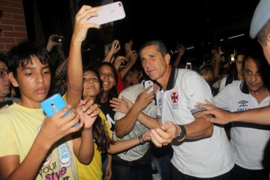 Torcida lota aeroporto e faz festa inesquecível no desembarque do Vasco em Manaus