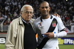 Eurico cai nas graças do elenco do Vasco com pagamentos em dia e promessas cumpridas