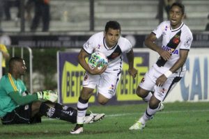 Vasco vence Bragantino de virada em São Januário e segue líder