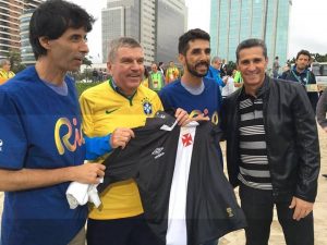 Presidente do COI recebe camisa oficial do Vasco