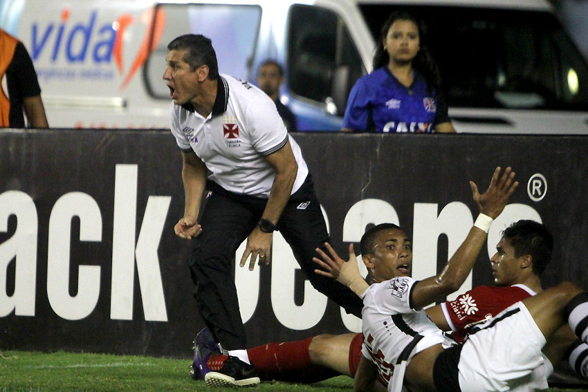 Vasco perde pro Vila Nova em São Januário, mas segue líder isolado