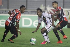 Com golaço de Yago Pikachu, Vasco vence Joinville por 2 a 0 em São Januário