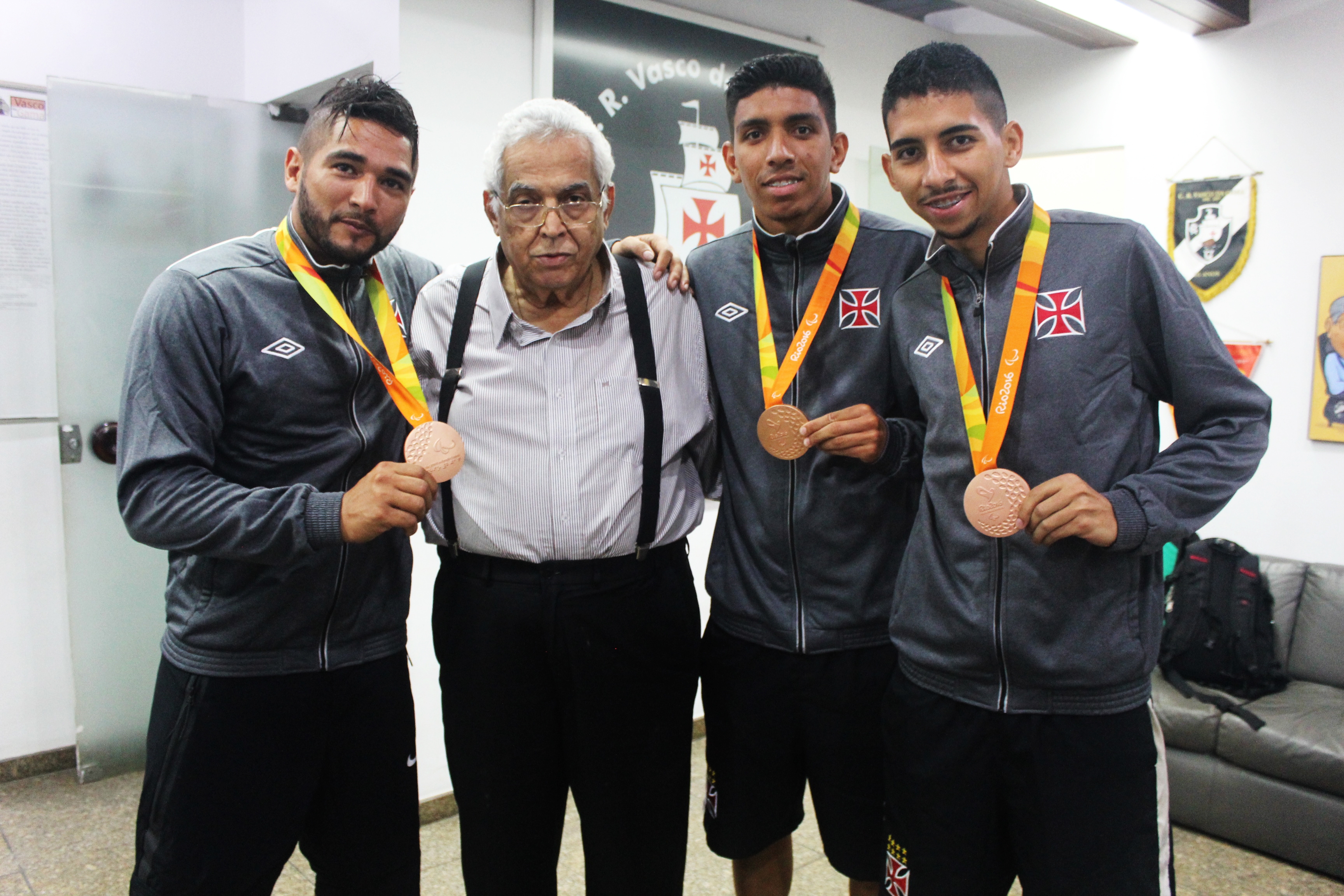 Medalhistas de bronze nos Jogos Paralímpicos visitam presidente Eurico Miranda