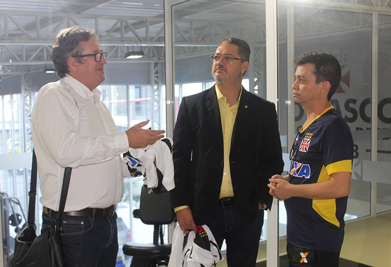 Comandante do ouro olímpico, Rogério Micale exalta grandeza do Vasco em visita a São Januário