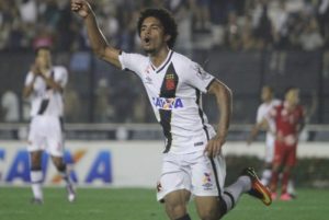 Douglas Luiz acerta renovação de seu contrato com o Vasco