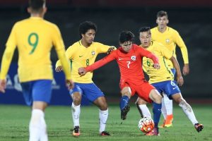 Douglas Luiz festeja título com a Seleção Brasileira sub-20