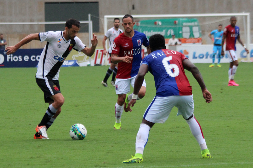 Vasco vence o Paraná e se mantém na briga pela liderança