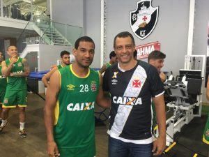 Alexandre Torres visita São Januário e ganha presente do zagueiro Rodrigo