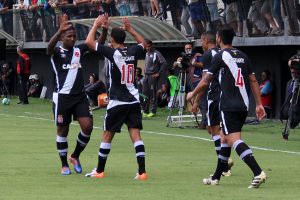 Em tarde de Thalles e Nenê, Vasco bate Bragantino fora de casa