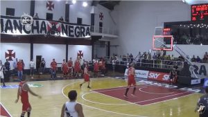 Palacio faz cesta sensacional contra Basquete Cearense