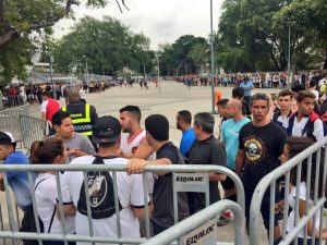 Torcida do Vasco faz filas grandes por ingressos de jogo contra o Ceará