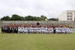 Presidente Eurico Miranda posa para foto com os campeões da base