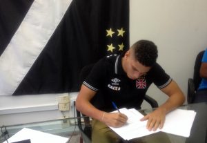 Craque do time sub-17, Paulinho, de 16 anos, assina seu primeiro contrato como profissional