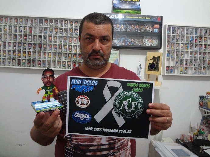 Artista vascaíno Christian Gama faz homenagem à Chape com miniaturas em papel