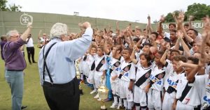 Presidente Eurico Miranda parabeniza campeões da base