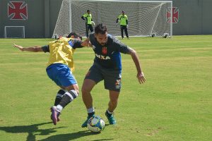 Jogadores voltam a trabalhar com bola no campo anexo em manhã de muito calor