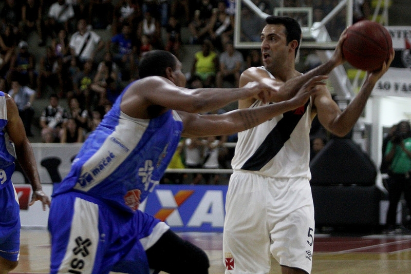 Em jogo brigado até o fim, Vasco bate o Macaé no NBB