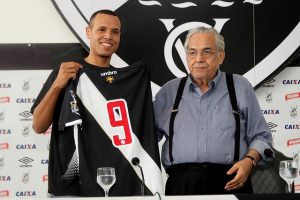 Luis Fabiano é apresentado no Vasco e afirma: ‘Quero ser feliz junto com a torcida’