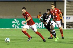 Vasco bate Vila Nova no Serra Dourada e avança na Copa do Brasil