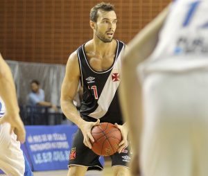 Em jogo eletrizante, Vasco bate Pinheiros e empata a série no NBB 9