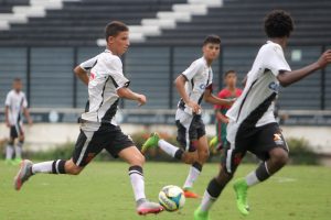 Sub-15 goleia a Portuguesa pela Taça Guanabara