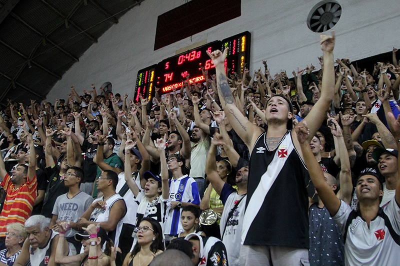 Com show da torcida, Vasco bate Pinheiros em casa e força quinto jogo nos playoffs