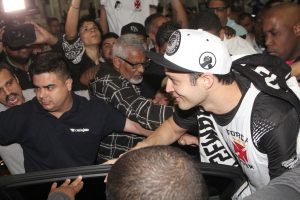 Anderson Martins chega ao Rio de Janeiro nos braços da torcida