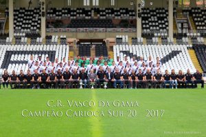 Campeões cariocas pelo sub-20 posam para foto oficial em São Januário