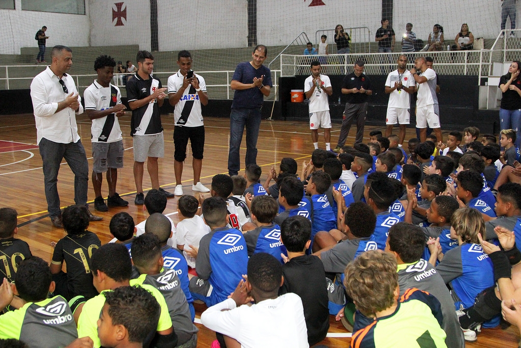 Campeões do sub-20 fazem a alegria da garotada no Papo na Colina