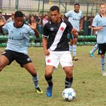 Jogadores visitam a exposição de camisas históricas do Vasco