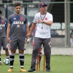 Jogadores visitam a exposição de camisas históricas do Vasco