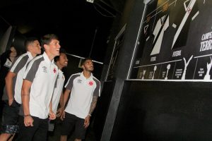Jogadores visitam a exposição de camisas históricas do Vasco