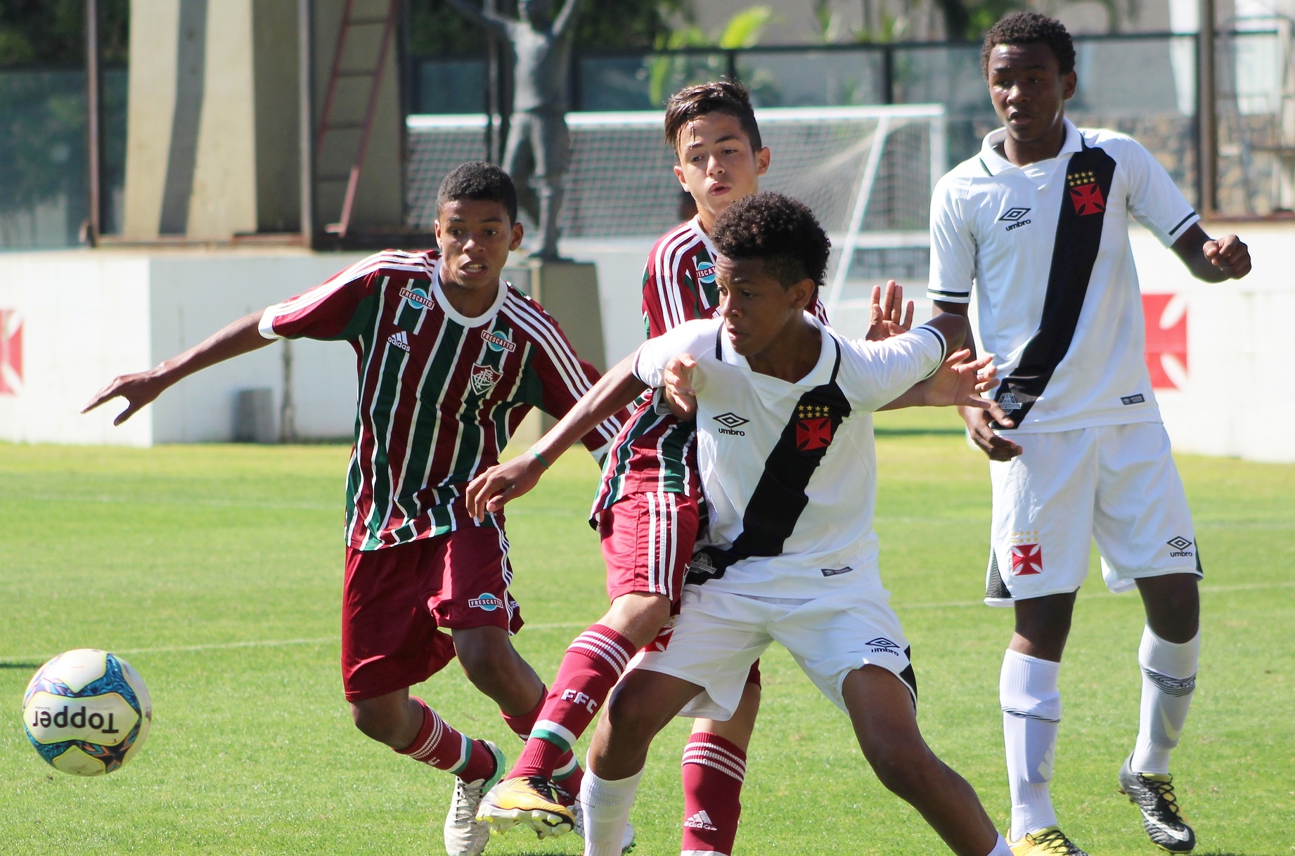 Sub-13 perde invencibilidade no segundo turno do Metropolitano