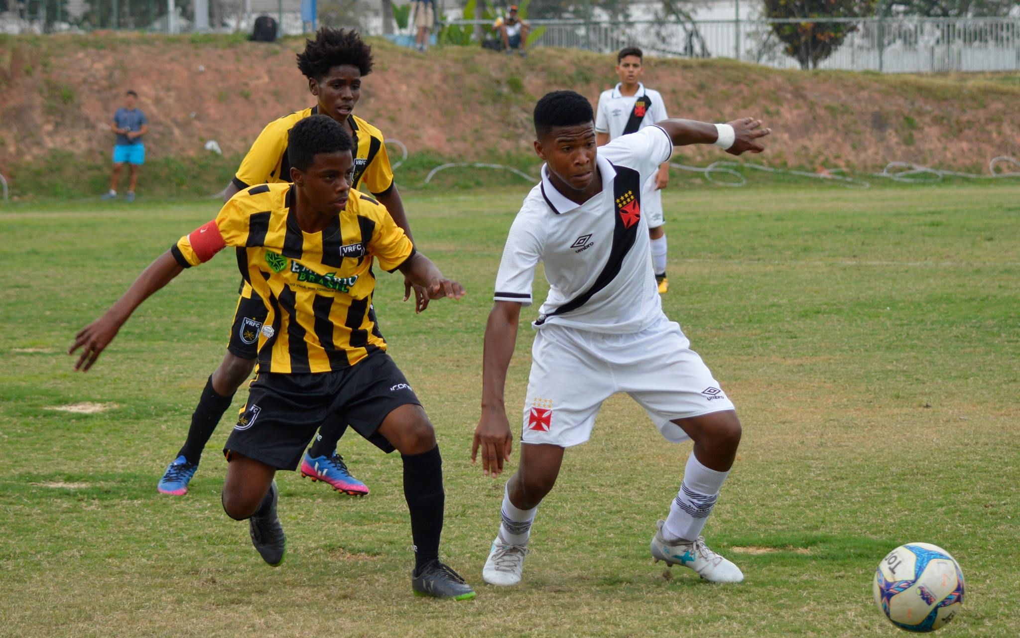 Sub-13 e sub-14 derrotam Volta Redonda pelo Metropolitano