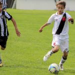 Paulinho garante vitória do Brasil na estreia da Copa do Mundo sub-17