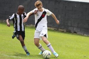 Em jogo de reviravoltas, Vasco bate Botafogo no Metropolitano sub-12