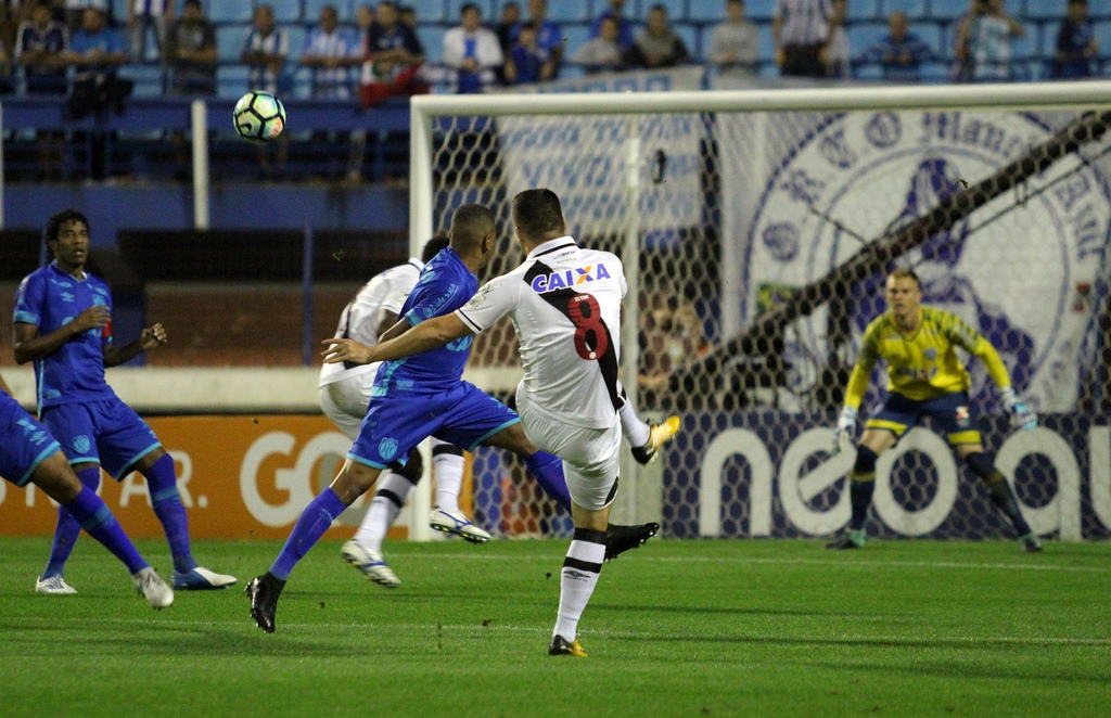 Vasco leva a melhor diante do Avaí na Ressacada