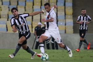 Nos braços de sua torcida, Vasco vence Botafogo no Maracanã