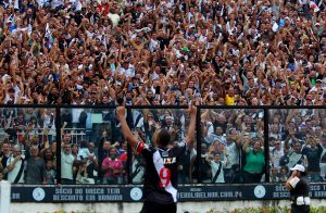 São Januário, time e torcida: o maior trunfo do Vasco está de volta