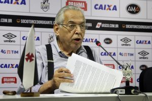Presidente Eurico Miranda concede entrevista coletiva em São Januário