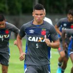 Jogadores do Vasco fazem trabalho tático em campo reduzido no treino da manhã