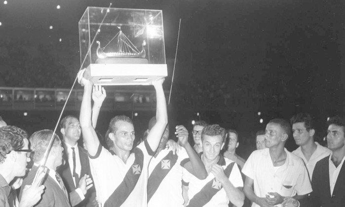 Há 55 anos, Vasco goleava o urubu por 4 a 1 e se sagrava campeão do Torneio IV Centenário do RJ