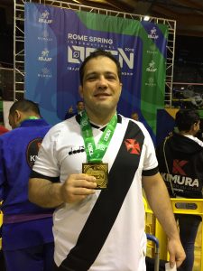 Campeão do Roma Spring de jiu-jitsu, lutador Leonardo Cabral sobe ao pódio com a camisa do Vasco